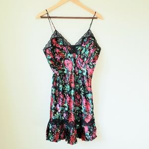 Victoria Secret Laced Trimmed nightgown Size Med